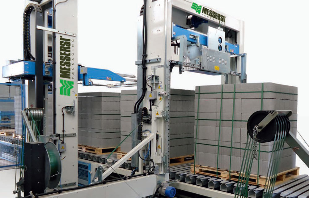 Linea di imballaggio per il settore cemento: macchina reggiatrice orizzontale OR60, reggiatrice verticale VR80